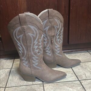 Indigo Tan Heeled Boots with Elegant Western Embroidery